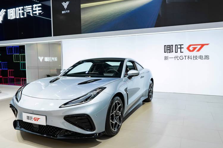 成都248哪吒汽车在智能汽车领域的表现，领途汽车在新能源汽车市场中的影响力